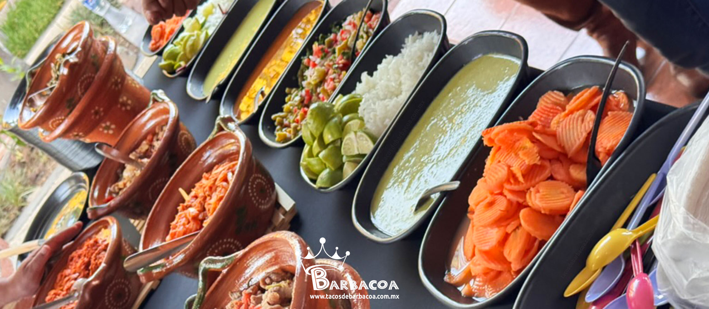 Tacos de barbacoa con salsa, limon, cebolla y chile