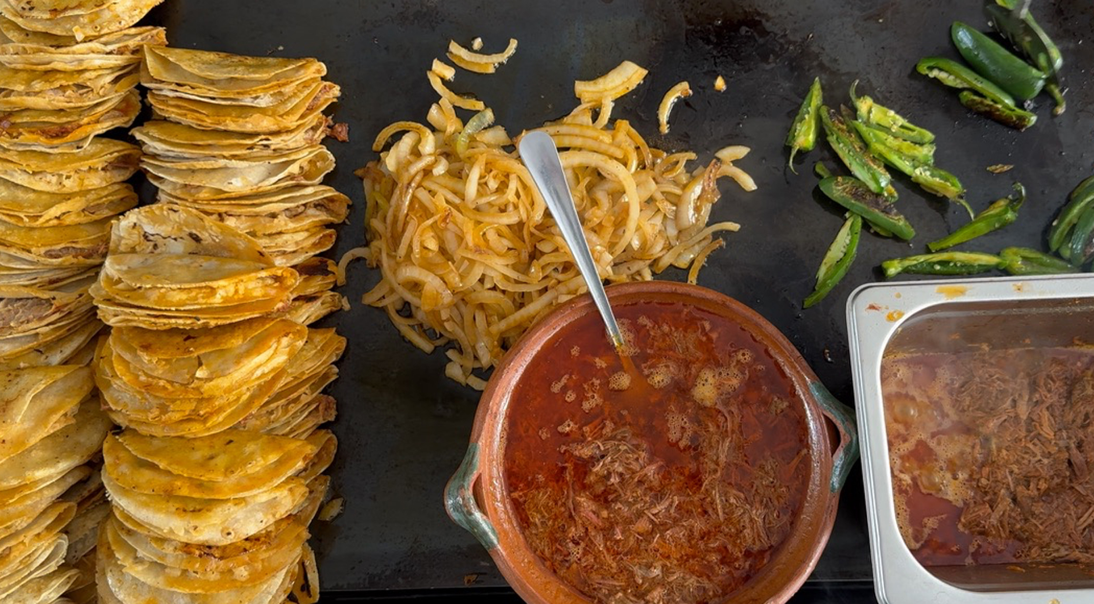 Tacos de chorizo con cebolla y silantro
